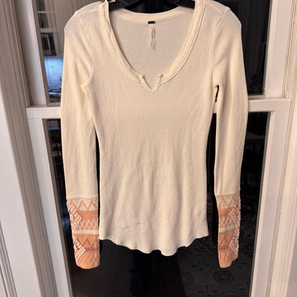 FREE PEOPLE BOHO IVORY KOMBUCHA EMBROIDERED CROCHET KNIT CUFF WAFFLE THERMAL  SP - Picture 2 of 10